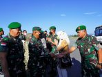 Pangdam XVIICenderawasih saat menyambut Mayjen TNI Muhammad Saleh Mustafa setelah tiba di Bandara Sentani.(Foto. Pendam XVIICenderawasih)
