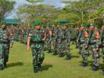Danrem 174ATW saat memeriksa barisan Ketika memimpin upacara Serah Terima dan Pelepasan Satgas Pamtas RI-PNG sektor selatan dari Satgas lama kepada Satgas baru.(Foto. Pendam XVIICenderawasih)