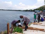 Masyarakat adat kampung Nendali saat bergotong royong bangun dermaga dibibir danau Sentani untuk menyambut KMAN VI.(Foto. KMAN VI)
