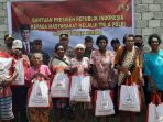 Masyarakat penerima Bansos Presiden RI setelah disalurkan Kodim 1710Mimika.( Foto. Pendam XVIICenderawasih)