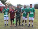 Pangdam XVIICenderawasih saat berphoto bersama dengan pemain tim sepak bola PS Hidyatullah dan SSB Emsyk dilapangan Denzipur 10KYD.(Foto. Pendam XVIICenderawasih)