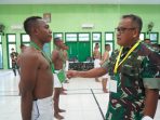 Pangdam XVIICenderawasih saat melihat calon prajurit TNI AD Ketika memimpin sidang pantukhir pusat Caba PK TNI AD.(Foto. Pendam XVIICenderawasih)