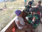 Personil Satgas TNI 303SSM saat memeriksa Kesehatan warga Papua setelah membentuk pos Kesehatan gratis di Eromaga, Kabupaten Puncak.(Foto. Pendam XVIICenderawasih)