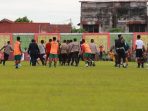 Situasi kericuhan di dilapangan Cenrawasi usai laga pertandingan.(Foto. Rich)
