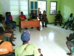 Suasana penyaluran honor aparat kampung Tamanim yang dilakukan oleh kepala kampungnya dengan didampingi Babinsa Koramil Senggo.(Foto. Pendam XVIICenderawasih)