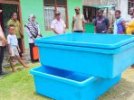 3 fiber kolam ikan lele saat diterima kelompok ikan jalur banjir dari DKP Kabupaten Jayapura.(Foto. Tinus)