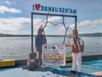 Kang Noci peserta dari Banten saat berphoto di Dermaga Yahim sebelum berangkat ke Kampung Putali, Danau Sentani.(Foto. KMAN VI)