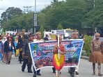 Peserta kontigen KMAN VI saat meramaikan kirab budaya dilapangan Theis, Sentani.(Foto. KMAN VI)
