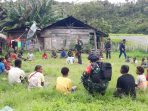 Aparat TNI saat memberikan trauma healing kepada masyarakat kampung Tulo, Kabupaten Pegunungan Bintang, Papua Pegunungan dan itu disambut baik.(Foto. Penrem 172PWY)