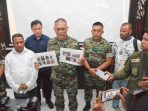 Danrem 172PWY didampingi Bupati Pegubin dan Kasdam XVIICenderawasih saat memperlihatkan photo kelompok pimpinan Ananias Ati Mimin saat memberikan keterangan pers.(Foto. Penrem 172PWY)