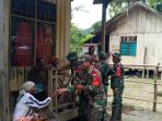 Personil Koramil 1715-05Batom saat mengunjungi masyarakat sekaligus melaksanakan Komsos di Distrik Batom.(Foto. Penrem 172PWY)