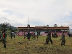 Prajurit TNI dari Kodim 1702JWY saat melaksanakan karya bhakti di Stadion Pendidikan Wamena yang dipimpin oleh Dandim 1702JWY.(Foto. Penrem 172PWY)