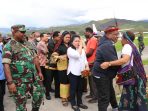 Dandim 1702JWY saat menyambut kunjungan kerja Wamendagri di Wamena, Provinsi Papua Pegunungan.(Foto. Penrem 172PWY)