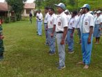 Personil Babinsa Okbibab saat melakukan pelatihan PBB ke siswa SMAN-1 Okbibab.(Foto. Penrem 172PWY)