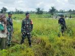 Personil TNI dari Kodim 1715Yahukimo dan Babinsa Dekai saat lakukan pendampingan ke petani pengolahan lahan sawah untuk meningkatkan ketahanan pangan.(Foto. Penrem 172PWY)