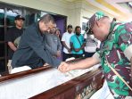 Dandim 1702JWY bersalaman dengan Bupati Mamberamo Raya setelah menghadiri pemakaman isteri Bupati Mamberamo Raya.(Foto. Istimewa)
