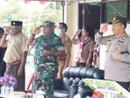Dandim 1702JWY saat memberi hormat saat pengibaran bendera Pramuka pada kegiatan Raimuna cabang III pelajar Se- Jayawijaya.(Foto. Penrem 172PWY)