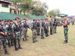 Danrem 172PWY saat melihat kesiapan pasukannya yang bertugas sebagai pengamanan kunjungan Presiden Jokowi ke Papua. (Foto. Penrem 172PWY)