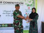 Kasdim 1702JWY saat menyerahkan penghargaan ke pemenang lomba Una’im Yapis Wamena.(Foto. Penrem 172PWY)