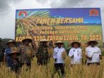 Dandim 1702JWY didampingi Gubernur Papua Pegunungan saat melakukan panen padi bersama yang merupakan tanaman program unggulan.(Foto. Istimewa)