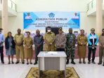 Dandim 1702JWY saat berphoto bersama setelah menghadiri kegiatan konsultasi publik dalam rangka penyusunan RKPD Kabupaten Jayawijaya.(Foto. Penrem 172PWY)