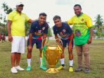 Duo Kembar Yance dan Yakob Sayuri saat berpose bersama Menejer Onsel Gasfer Ifan Imbiri Yang Merupakan Ketua DPRD Waropen dan Ketua Panitia Bupati Cup II 2013 Efraim Wambrauw.(Foto. Rich)