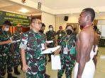 Kasrem 172PWY saat melihat fisik salah seorang peserta di Rekrutmen prajurit TNI AD Sub Panda Korem 172PWY diaula Makorem.(Foto. Penrem 172PWY)