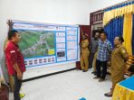 Pemaparan hasil Mapping salah satu peta kampung di Waropen.(Foto. Ist)