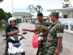 Personil Kodim 1702JWY saat membagikan takjil buka puasa ke masyarakat.(Foto. Istimewa)