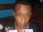 Seorang pemuda saat ditangkap Resmob Numbay saat hendak transaksi jual 2 handphone hasil curian.(Foto. Humas Polresta Jayapura Kota)