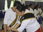 Penyematan Selempang Oleh Bunda Paud Kabupaten Waropen Ny. Grace Bisai Rewang kepada Bunda Paud Distrik yang baru di kukuhkan.(Foto. Rich)