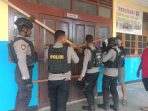 Personil Polres Jayapura saat membuka palang disekolah SMP N-7 Sentani.(Foto. Humas Polres Jayapura)