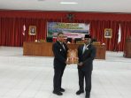 Pj Bupati Jayapura saat menyerahkan dokumen LKPD dan Raperda pertanggungjawaban pelaksanaan APBD tahun anggaran 2022 kepada Ketua DPRD untuk dibahas.