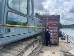 Tampak personil Satreskrim Polres Waropen membuat garis polisi terhadap Kapal LCT yang bermuatan Alat berat dan barang-barang lainnya.(Foto. Rich)