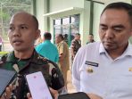 Dandim Jayapura didampingi Pj Bupati Jayapura saat diwawancarai terkait tatap muka tiga pilar diaula Sumarsono Yonif RK 751VJS Sentani.(Foto. RZR)