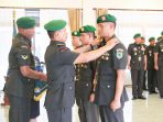 Danrem 1722PWY saat menyematkan pangkat ke pejabat baru ketika memimpin sertijab kasiter dan dandim Yahukimo diaula Makorem 172PWY.(Foto. Penrem 172PWY)