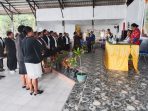Foto. Kadis DP3A Kabupaten Jayapura saat melantik ketua dan pengurus IPAS masa bhakti 2023-2028 di Helebhey Obhe Ondofolo Yanto Eluay .
