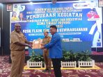 Kadis DPPAD Papua saat menyerahkan dokumen lomba kepada panitia Lomba Minat, Bakat dan Kreativitas Siswa setelah membuka lomba secara resmi.(Foto. Istimewa)