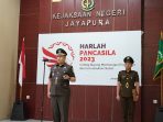 Kajari Jayapura saat memimpin upacara hari lahir Pancasila di Jajaran Kejari Jayapura diaula Kejari Jayapura .(Foto. Istimewa)
