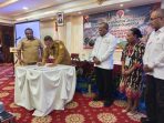 Pj Bupati Jayapura saat menandatangani kerjasama pengembangan ekosistem kewirausahaan bagi pemuda dengan deputi kewirausahaan Kemenpora.