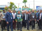 Staf Ahli Gubernur Papua bersama Bupati, Wakil Waropen, pimpinan GPDP dan tamu undangan lainnya saat memasuki acara pembukaan Jambore Nasional Pereda II GPDP di Lapangan Budi Utomo Waren.(Foto. Rich)