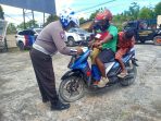 Tampak petugas satlantas Polres Waropen saat menjaring salah satu pengendara roda dua.(Foto. Humas Polres Waropen)