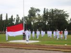Bendera merah putih jahitan Pj Gubernur Papua Tengah saat dikibarkan oleh Paskibra di HUT Kemerdekaan RI Ke-78.(Foto. Humas Pemprov Papua Tengah )