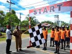 Pelepasan peserta gerak jalan oleh ketua panitia HUT ke-78 RI Martinus Sararani.(Foto. Rich)