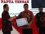 Pj Sekda Provinsi Papua Tengah dan Kabupaten Puncak saat menerima penghargaan BKN Award 2023 dari Kementerian BKN.(Foto. Humas Pemprov Papua Tengah)