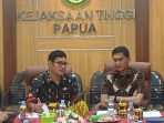 Plh Sekda Papua Tengah saat berbincang-bincang dengan Asdatun Kejati Papua terkait kerjasama yang dijalin.(Foto. Istimewa)