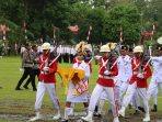 Tampak pasukan pengibar bendera ditengah guyuran hujan.(Foto. Rich)