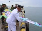 Wakil Bupati Waropen Lamek Maniagasi saat melepaskan karangan bunga di laut pelabuhan Waren.(Foto. Rich)