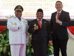Pj Gubernur Papua Tengah berphoto bersama dengan Valentinus Sumito dan Eltinus Omaleng setelah diaktifkan kembali jadi Bupati Mimika.(Foto. Humas Pemprov Papua Tengah)