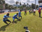 Lomba tarik tambang tingkat SMASMK saat sedang berlangsung sebagai bentuk menyemarakkan Haornas ke-40 tahun 2023 di Lapangan sepak bola SBY Sentani.